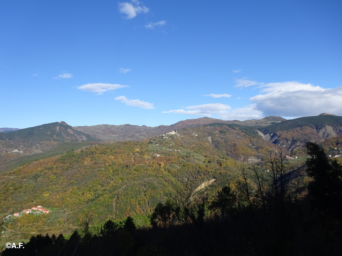 Panorama sulla valle di Rocchetta, dominata dai monti Civolaro e Scalocchia