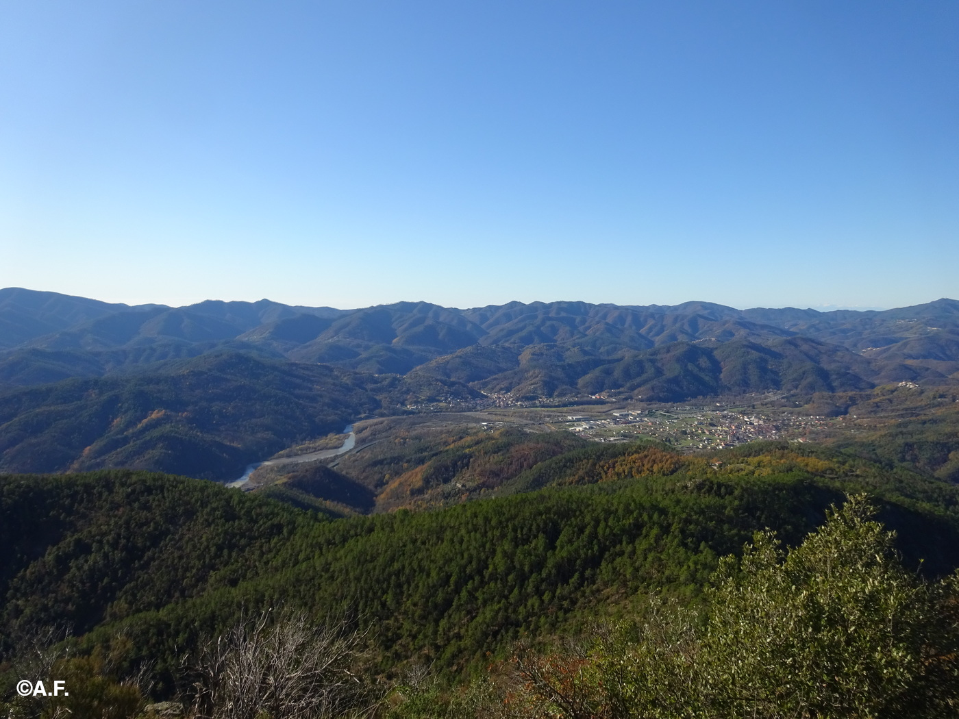 Panorama dal Monte Nero verso la conca di Brugnato