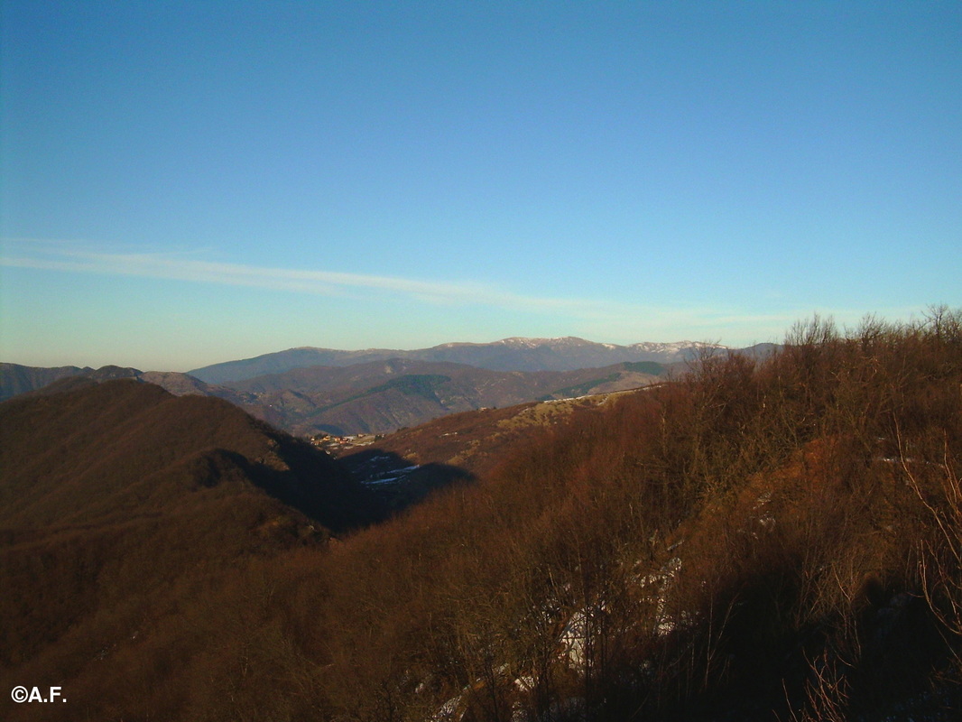Vista verso nord dal Monte Maggio, con il paese di Crocefieschi ed il Monte Ebro sullo sfondo