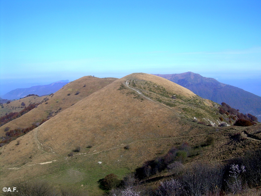 Panorama dal Monte Legnà verso il Monte Cavalmurone e il Monte Lésima