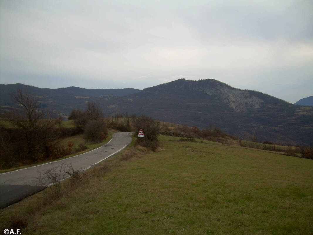 Il Bric Castellazzo visto dai pressi di Roccaforte Ligure
