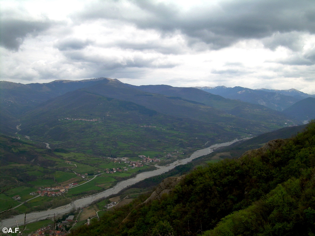 Panorama sulla Val Borbera dalla Croce degli Alpini, con i monti Ebro (a sinistra), Legnà (centro) e Carmo