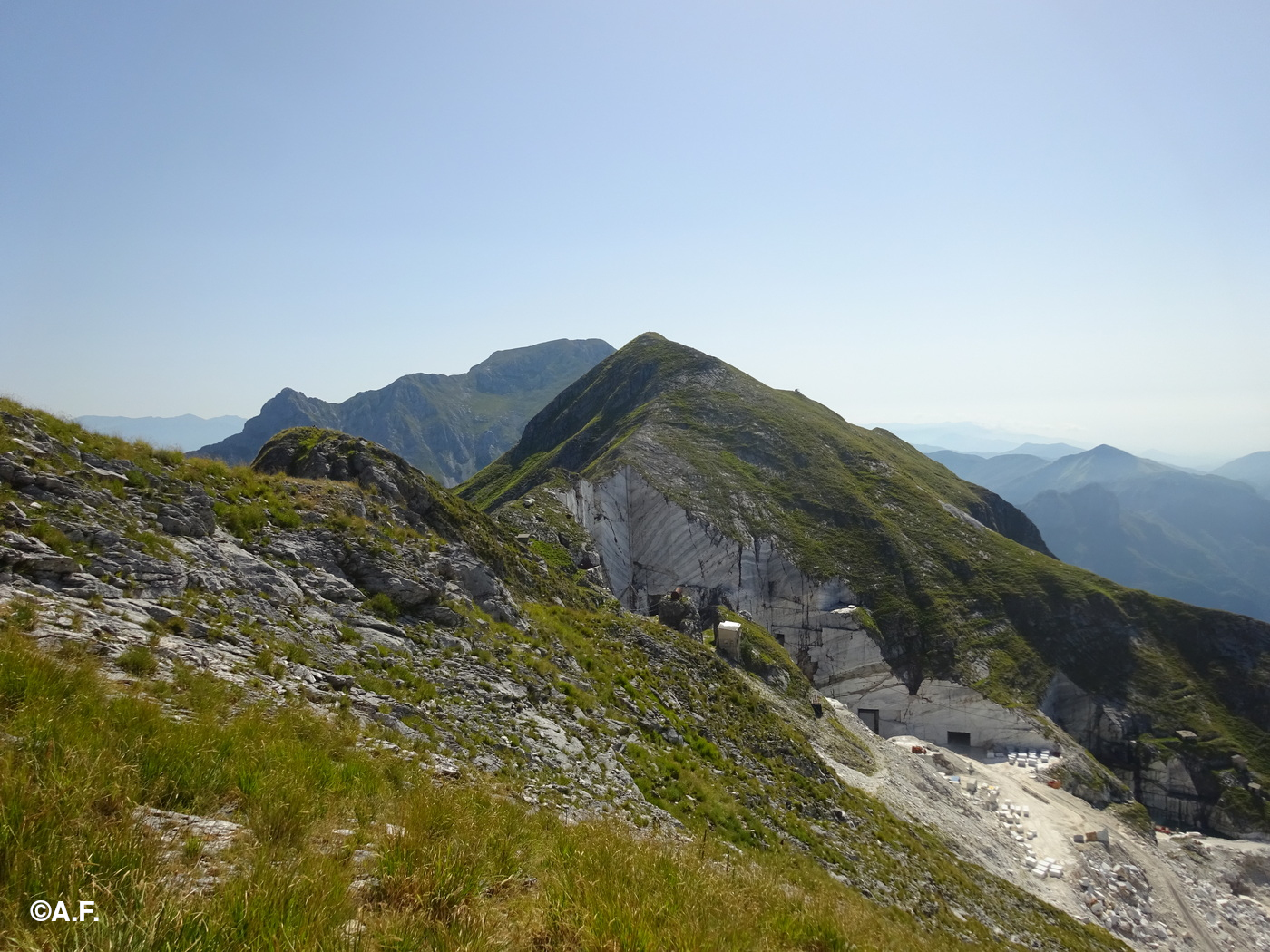 Il Monte Corchia e la Cava dei Tavolini dal Corchia Ovest