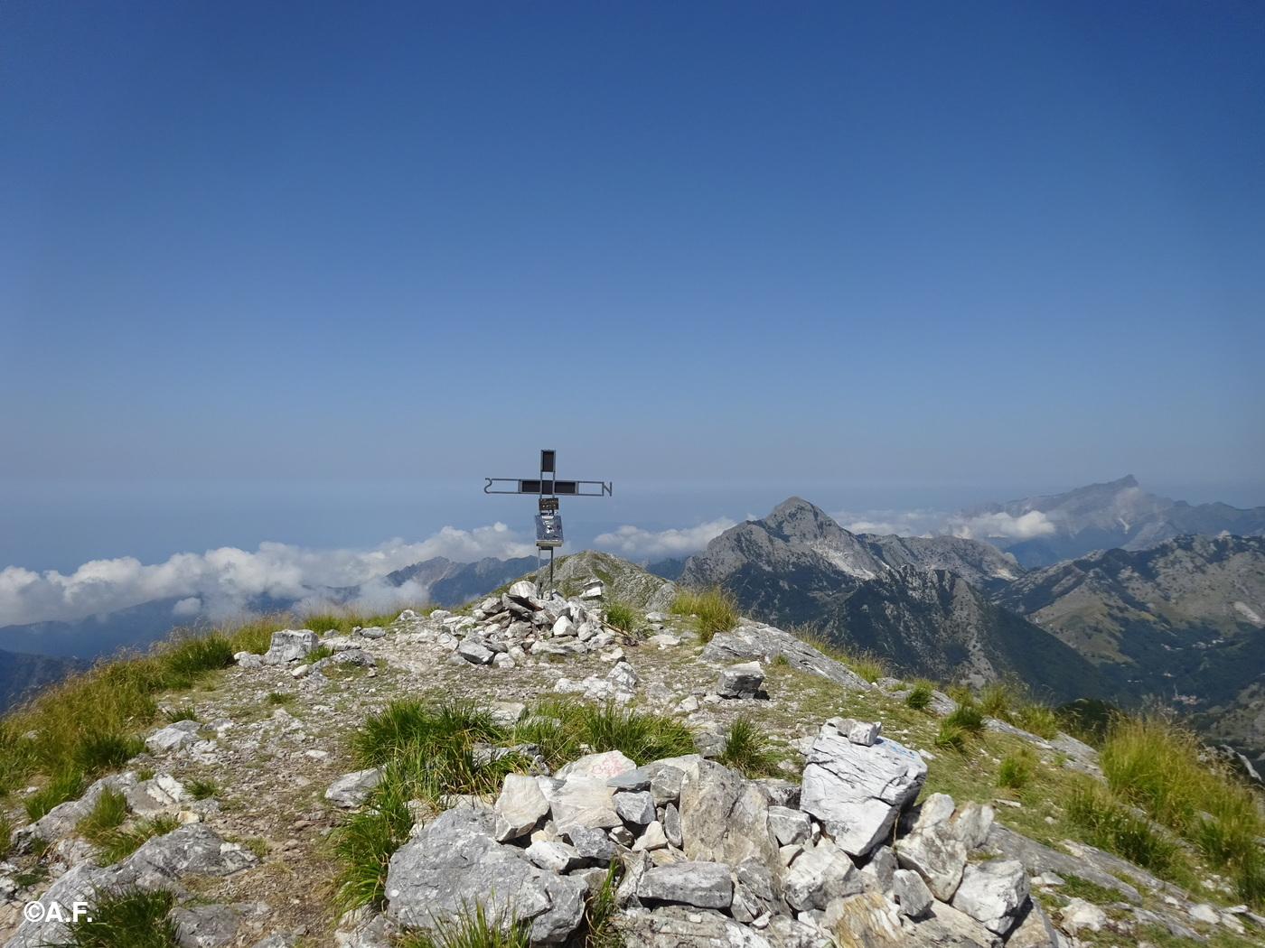 La croce di vetta del Monte Corchia