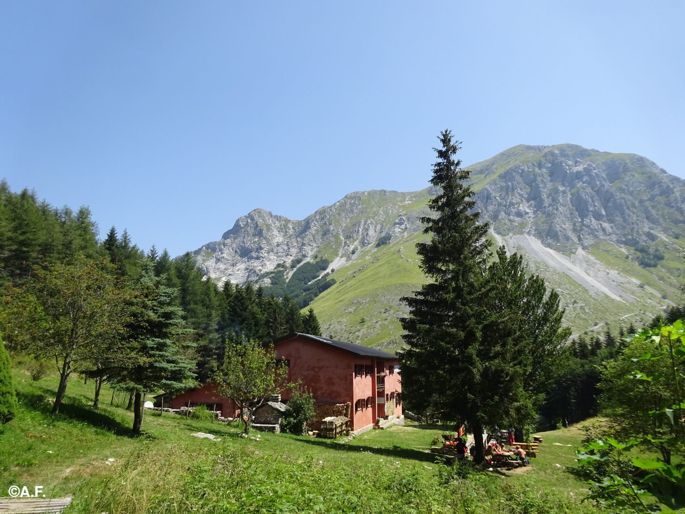 Il Rifugio Del Freo e la Pània della Croce