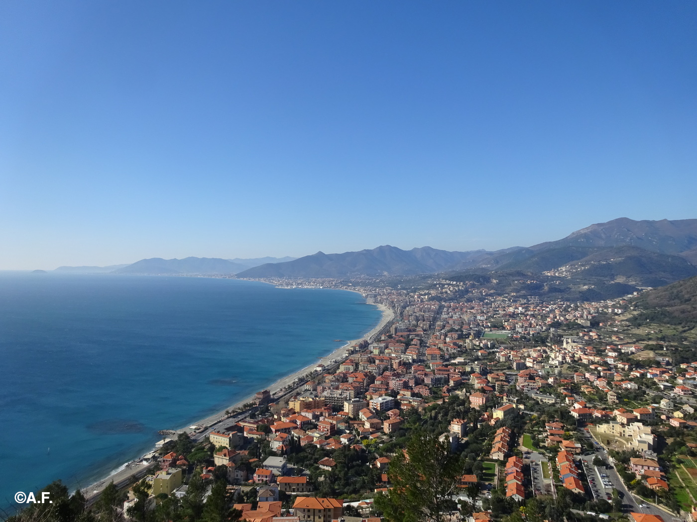 Panorama su Borgio e sulla costa fino a Capo Mele