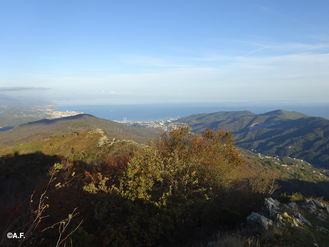 Panorama verso Vado e Savona dalla vetta