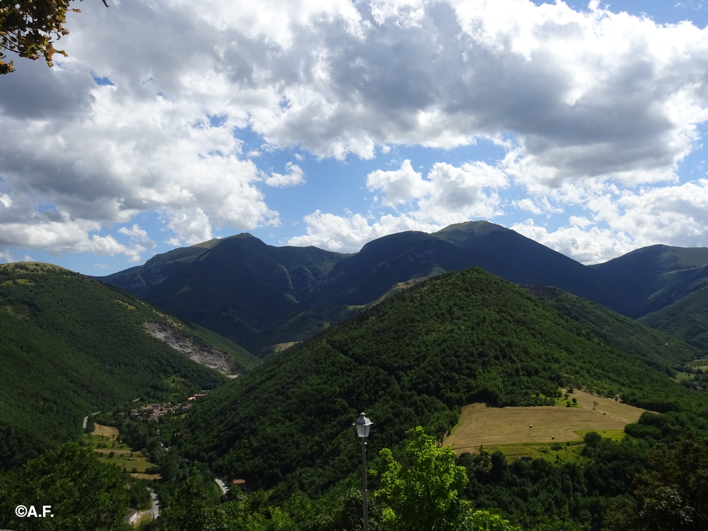 I monti Catria (a sinistra) e Acuto dal Castello di Frontone