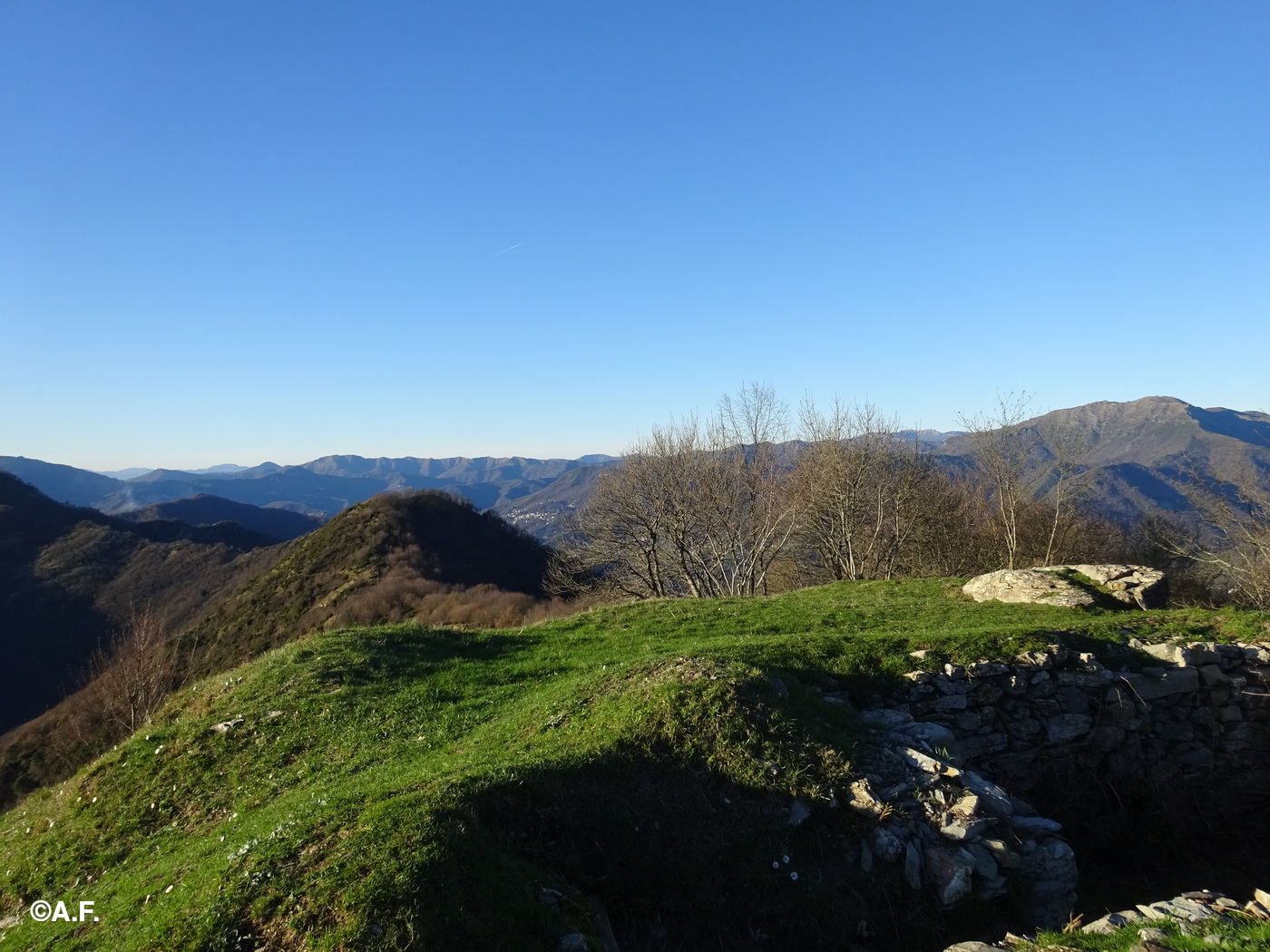 La cima del Monte Pegge, con i resti del "castrum Lasaniae"