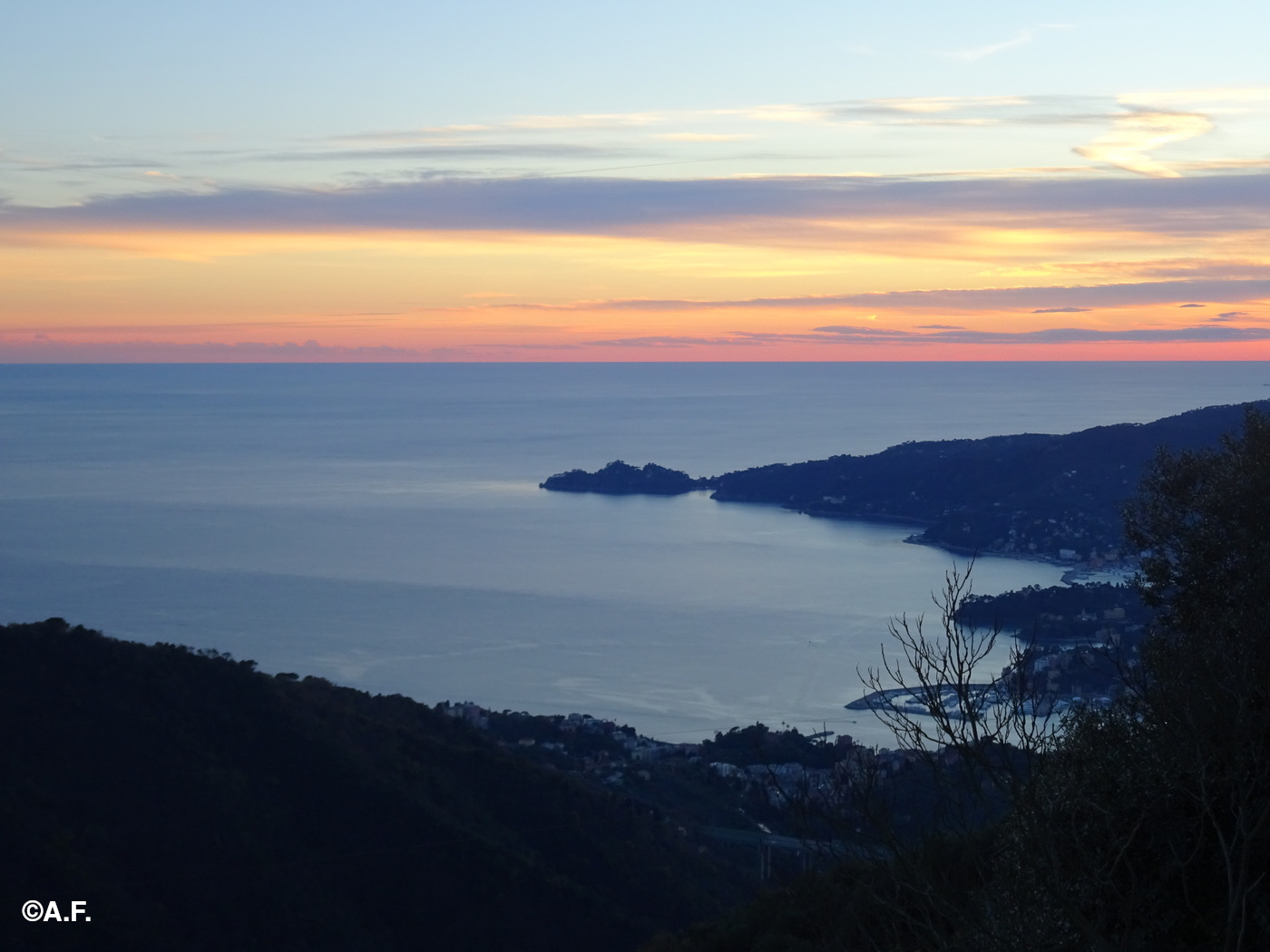 Panorama da Montallegro verso Portofino al tramonto