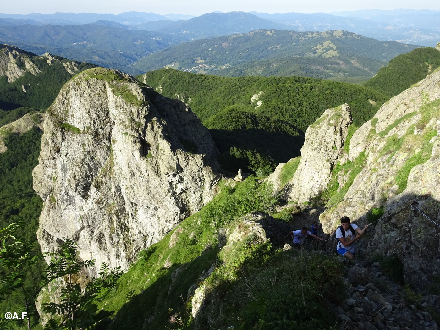 La cengia attrezzata e il Monte Pennino