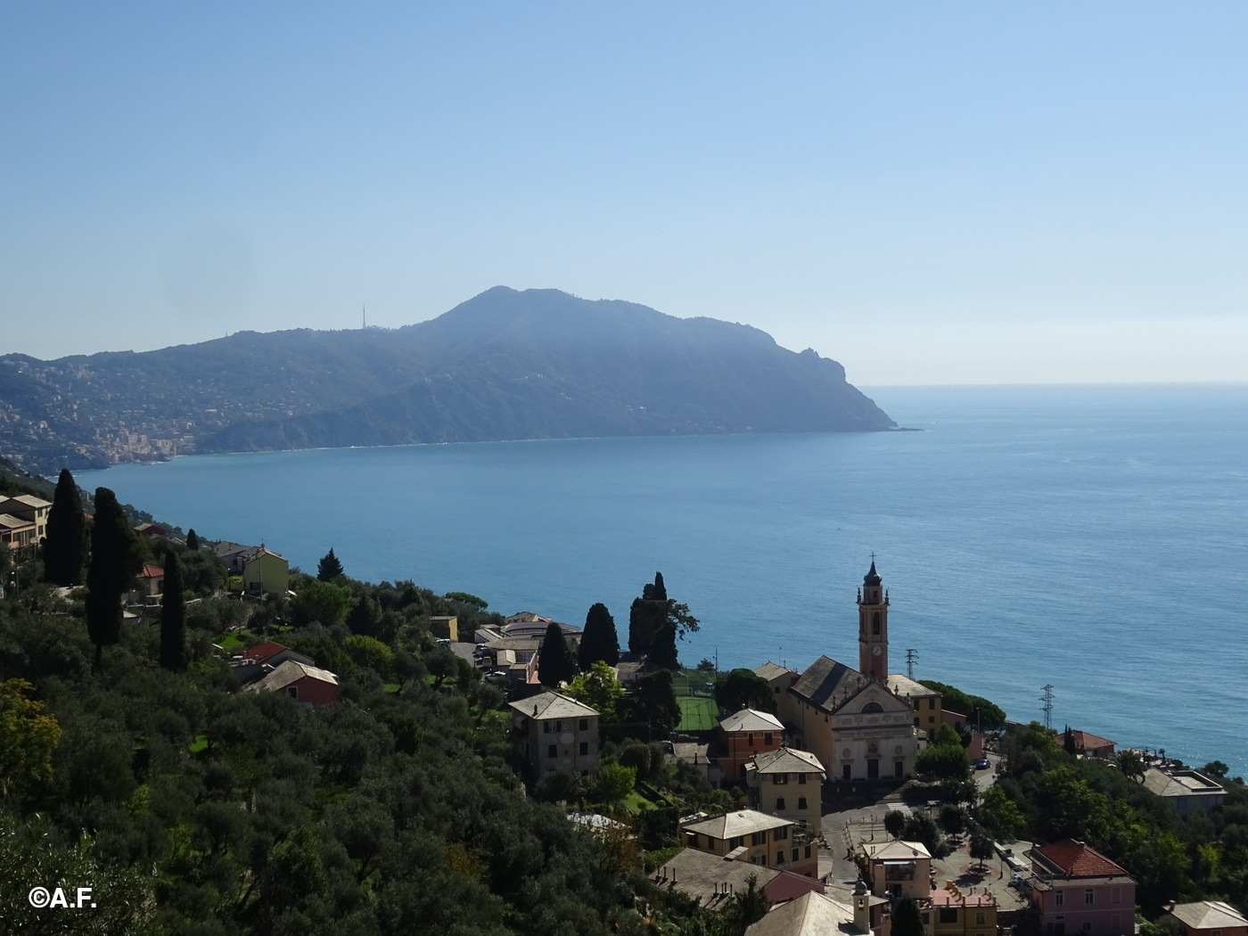 La chiesa di Pieve Ligure e il Promontorio di Portofino