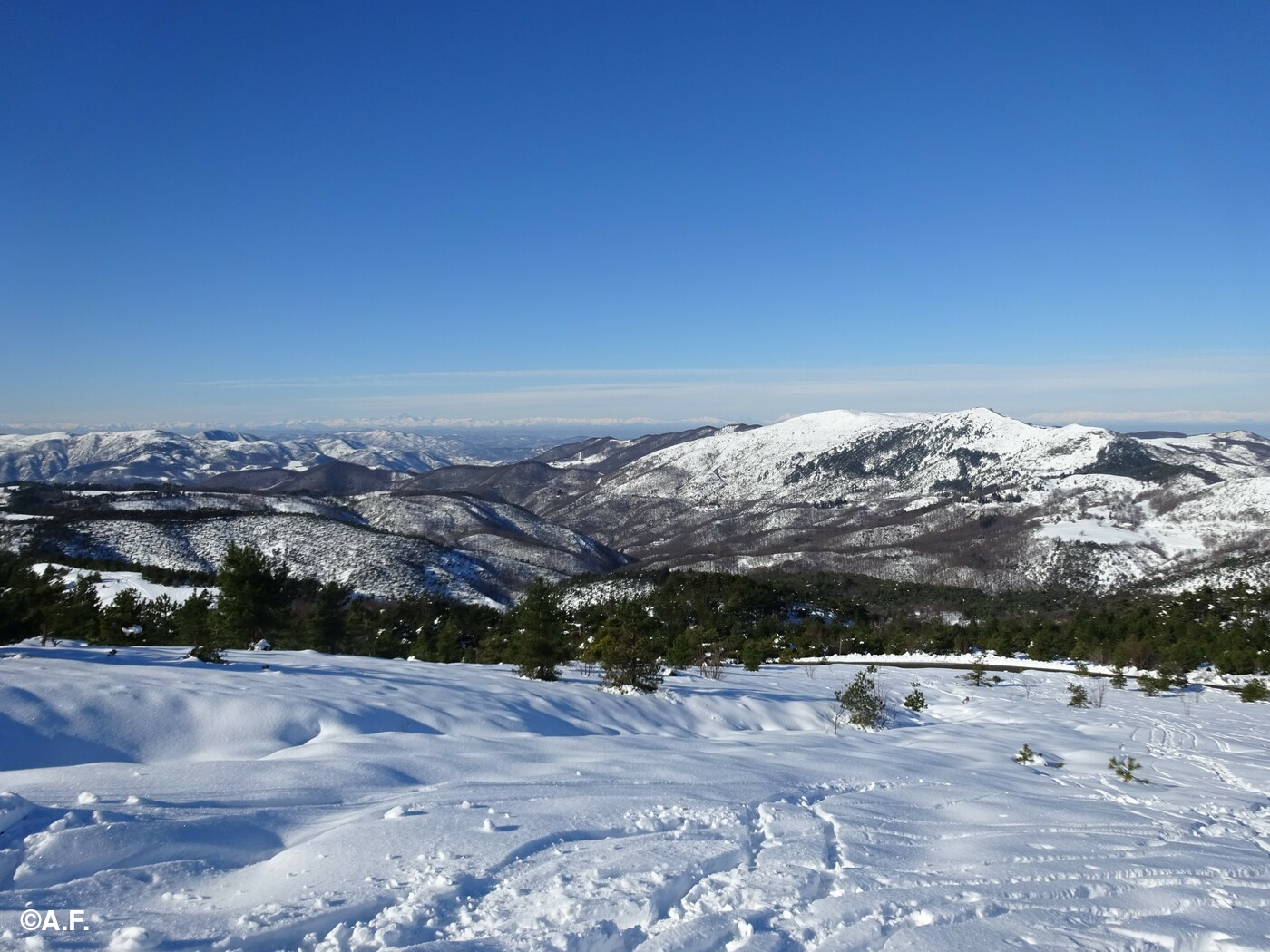 Panorama verso ovest salendo al Monte Poggio; sulla destra il Monte Pracaban