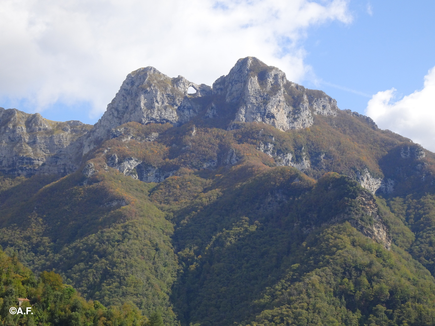 Il Monte Forato visto da Pruno