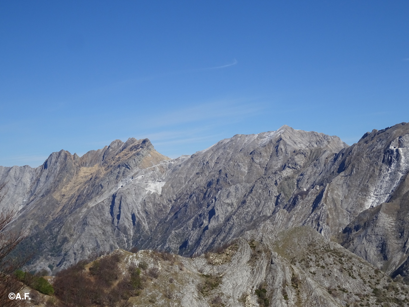I monti Cavallo e Tambura visti dal Passo degli Uncini