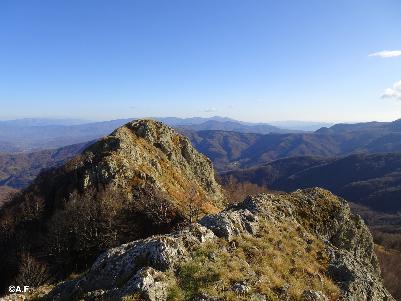 La cima sud-est del Tomarlo vista dalla cima nord-ovest; sullo sfondo il Monte Góttero