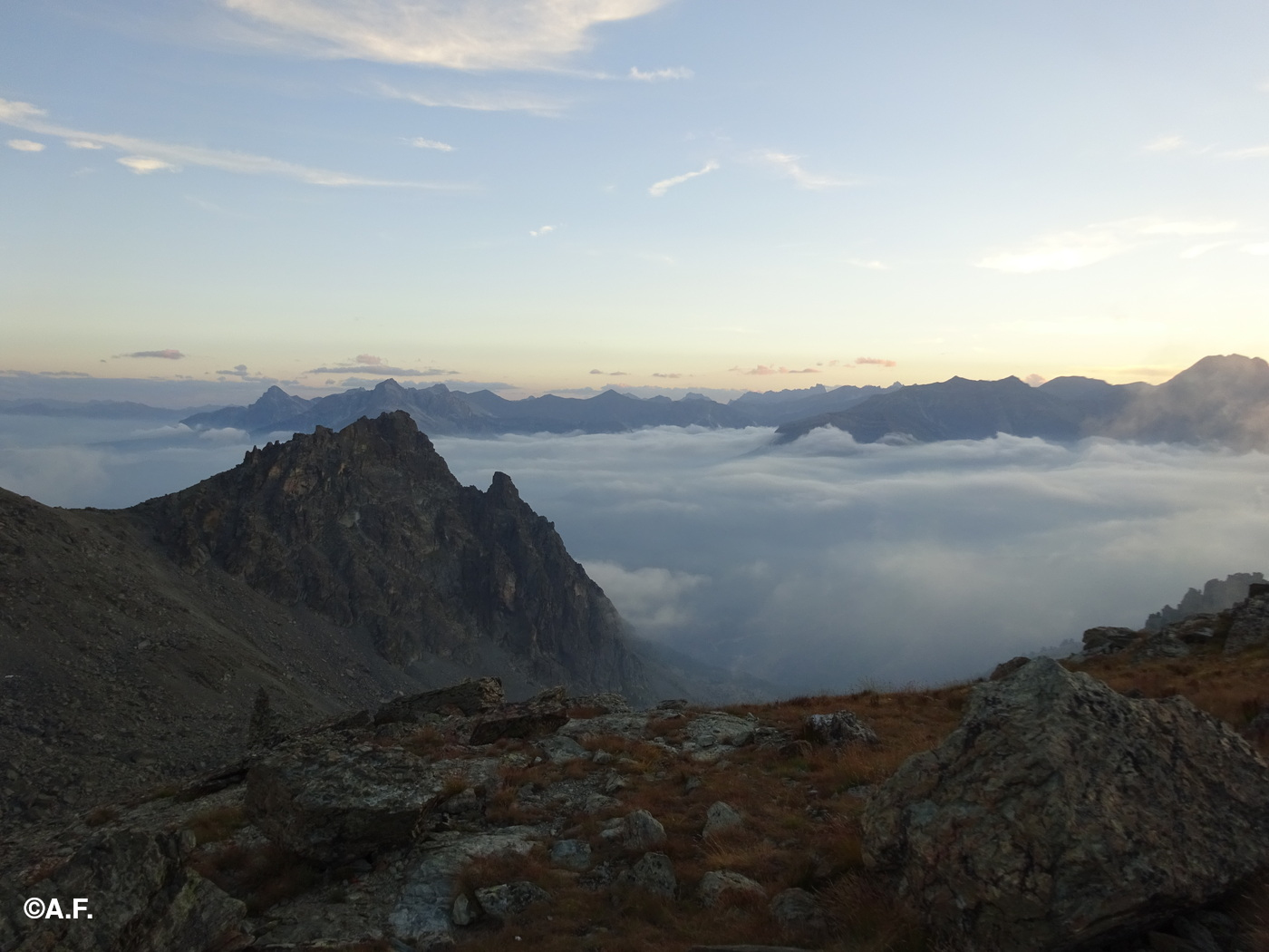 Panorama dal Bivacco Bertoglio; nebbie di fondovalle coprono la Val Varàita