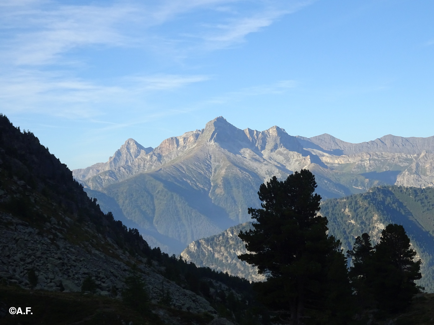 Il maestoso Pelvo d'Elva visto dai pressi del Gias Fons