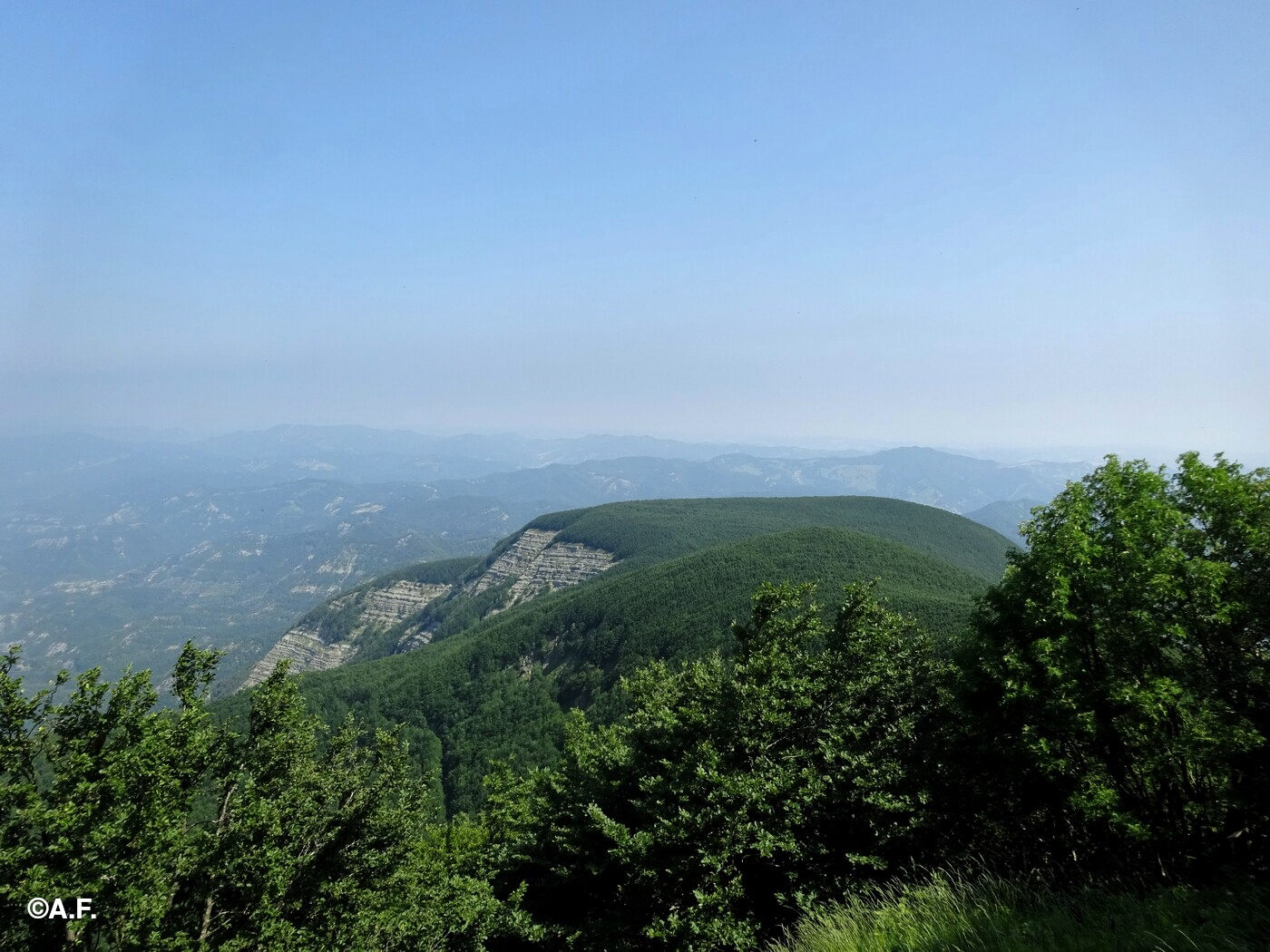 I dirupi stratificati di Pian delle Fontanelle visti dal Monte Falco