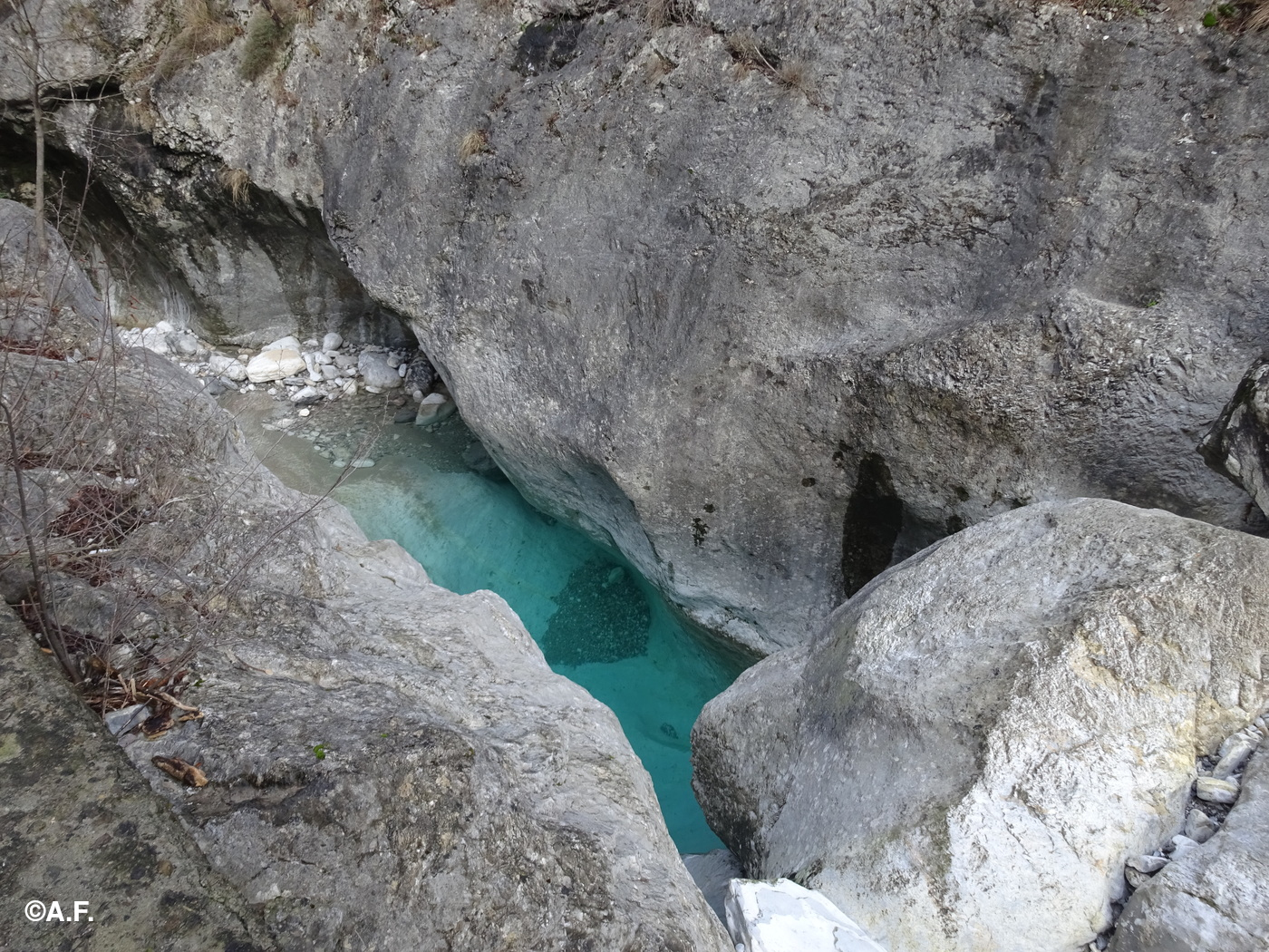 Una pozza limpidissima nel canyon