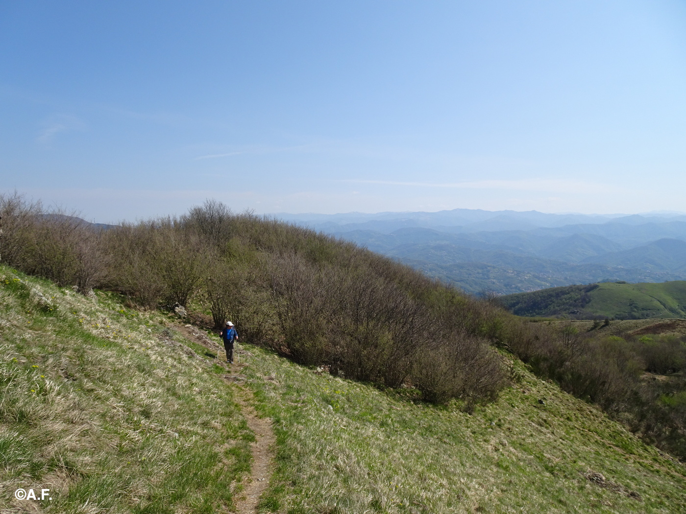Panorama verso est dalla salita finale al Monte Proratado