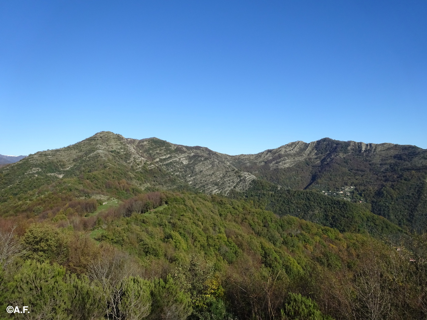 Il Monte Bello e il Manico del Lume visti dal Monte Orsena