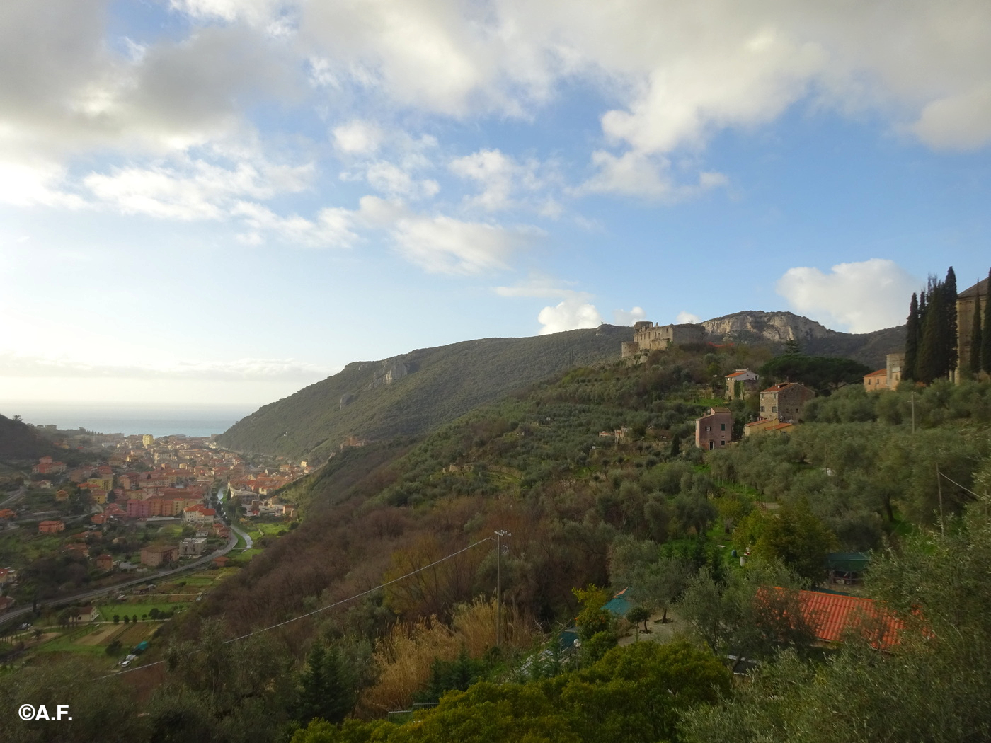 Panorama dai pressi di Perti, verso Finalborgo e il Castel Gavone