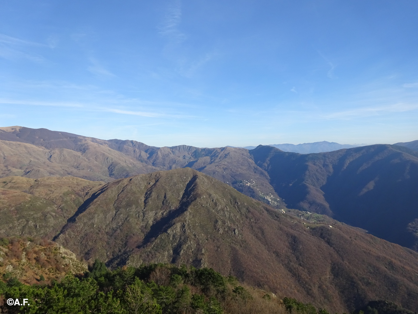 Panorama dalla vetta verso il Monte Agugiaia e la Val Penna