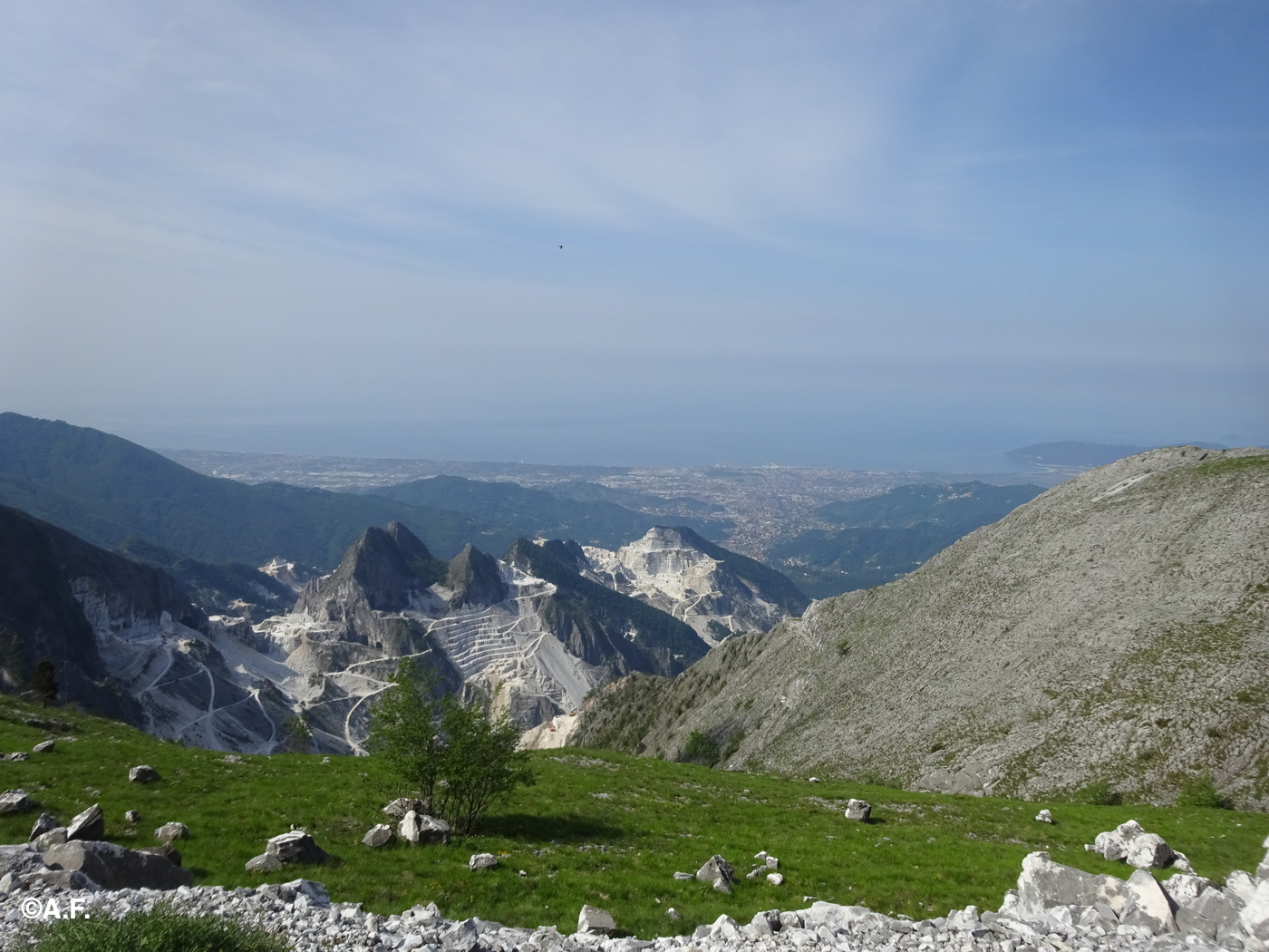 Panorama da Foce di Pianza sulle cave, su Carrara e sul mare