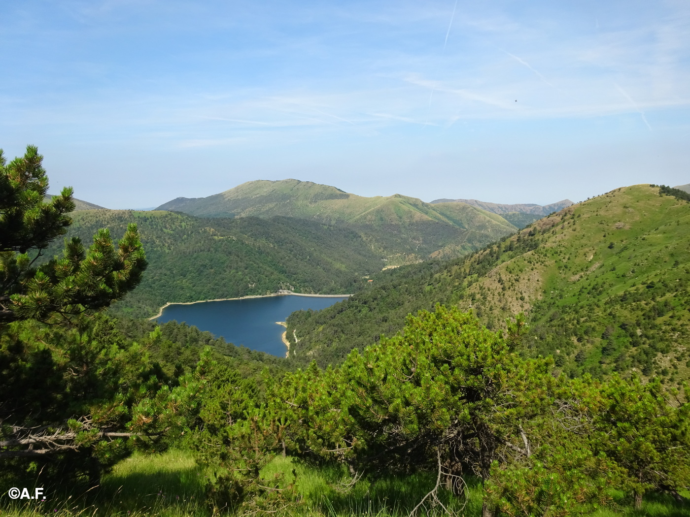 Il Lago Lungo e la Costa Lavezzara dai pressi del Bric di Guana