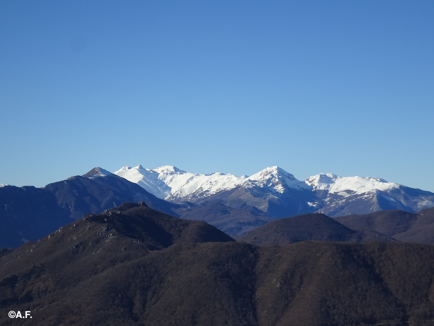 Panorama dal Ravinét verso il Galero, il Mongioie e l'Antoroto