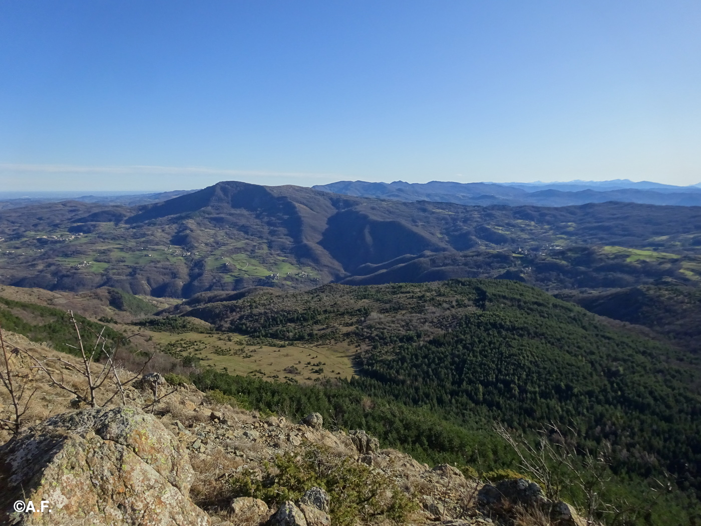 Panorama dalla vetta sulla Val Perino e il Monte Ósero