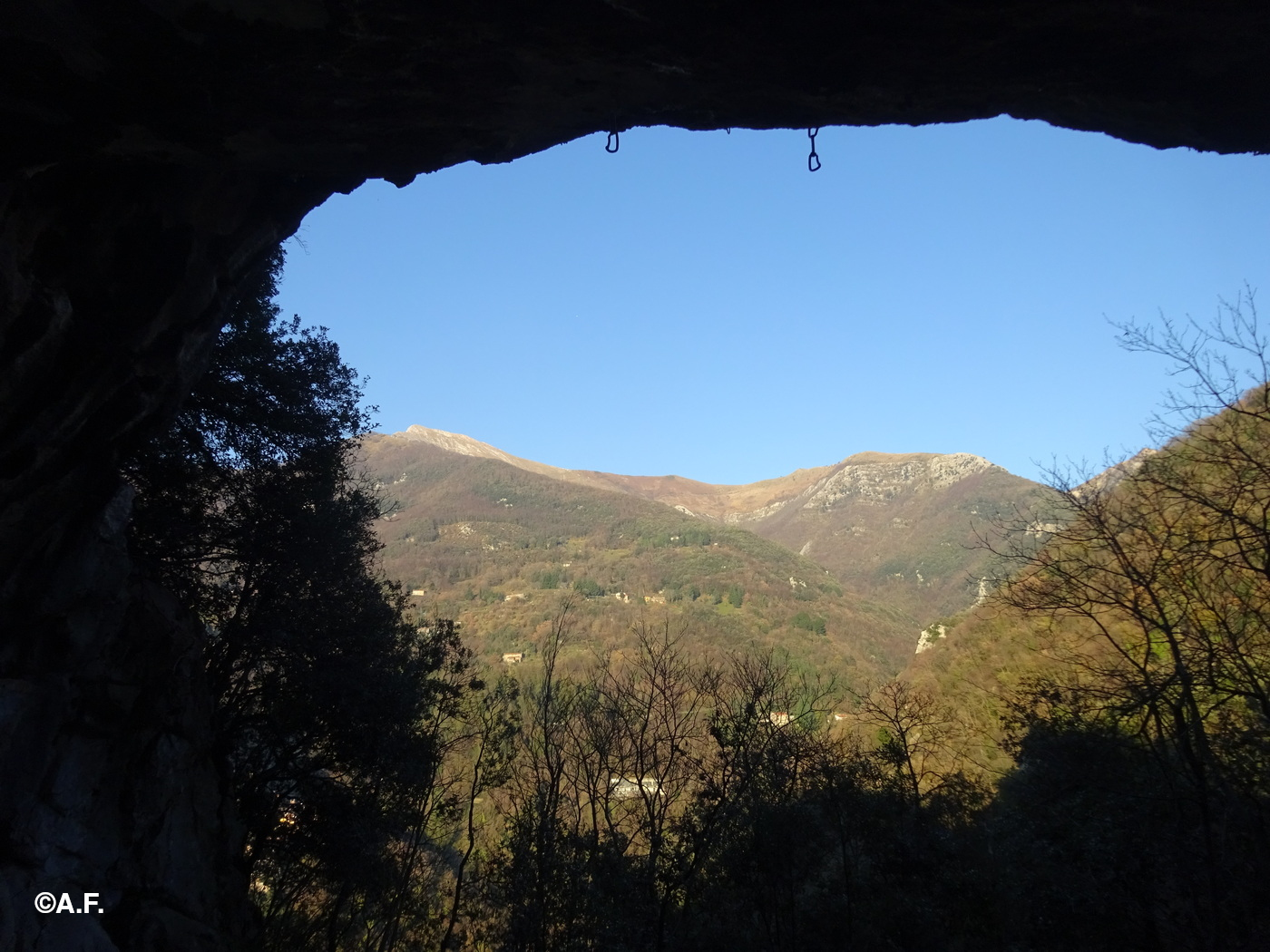 Il Monte Matanna visto attraverso la Caverna della Penna
