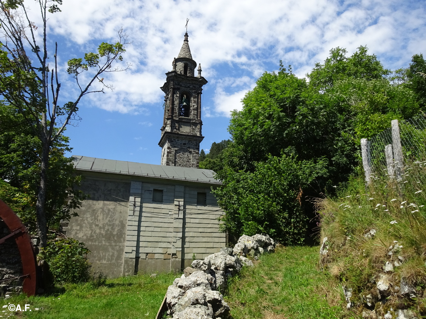 Il caratteristico campanile di Villa Cella