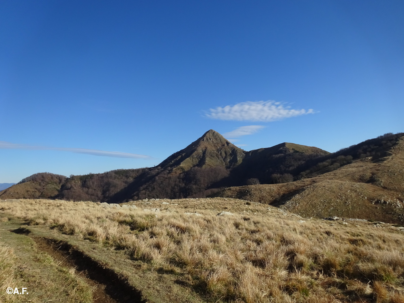 I prati della Foce del Crocione e il Monte Piglione