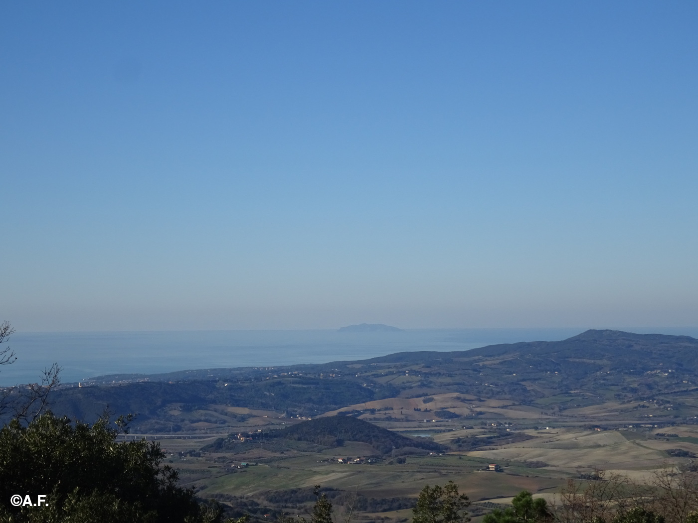 Panorama dai Sassi Bianchi verso il mare e la Gorgona