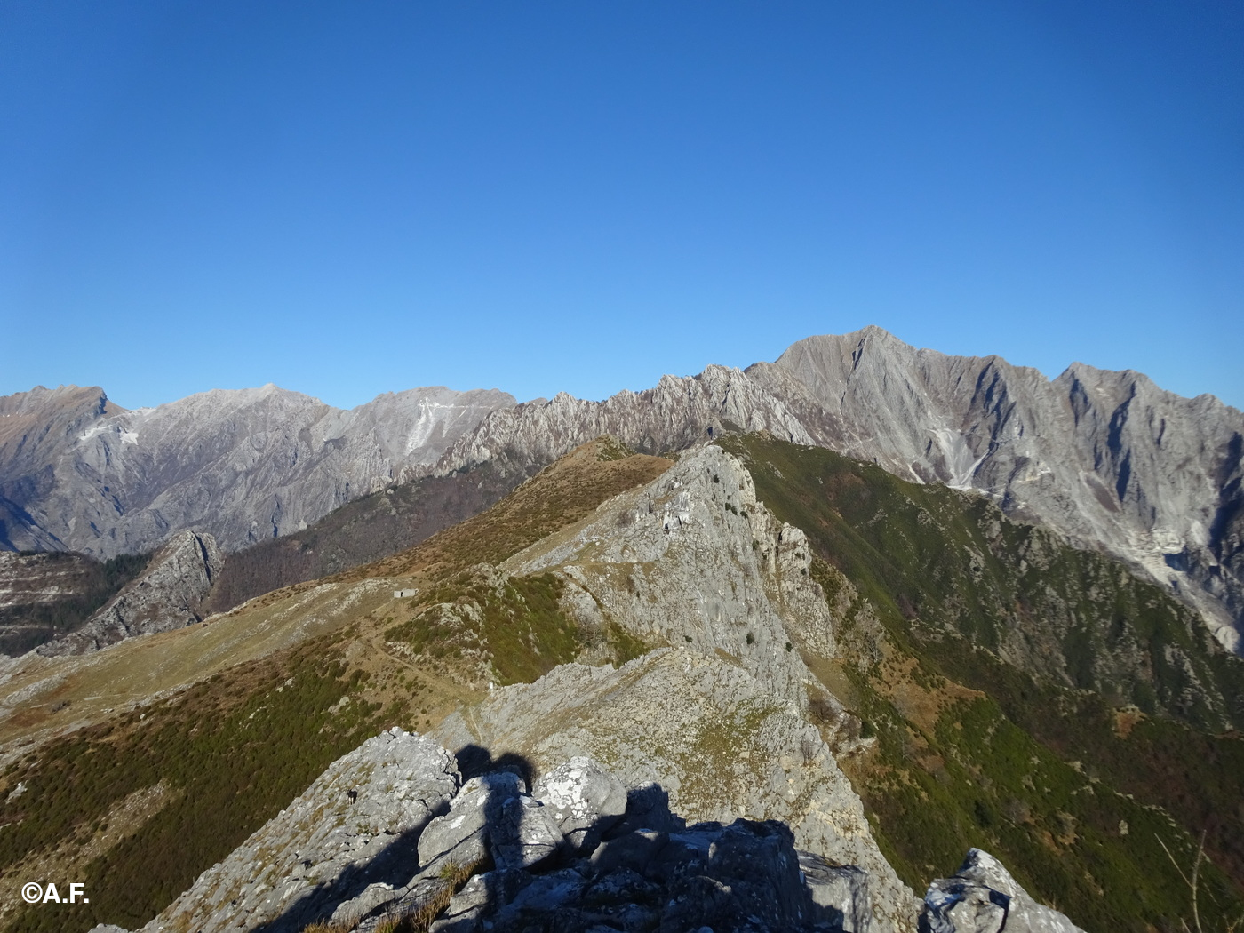 Panorama verso nord dal Monte Carchio, con il Monte Altissimo sullo sfondo