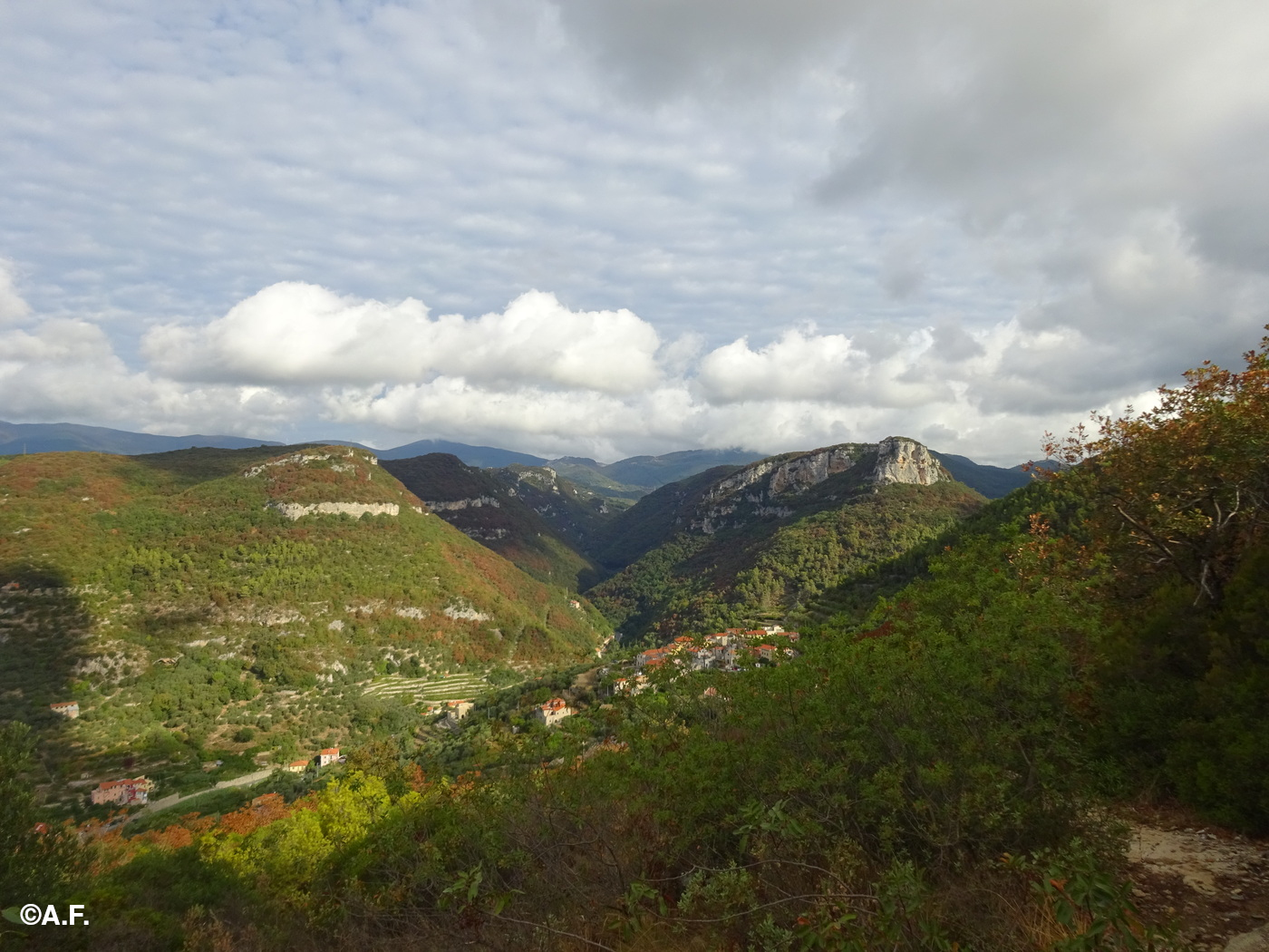 Verzi, la Valle Sciusa e la Rocca di Corno