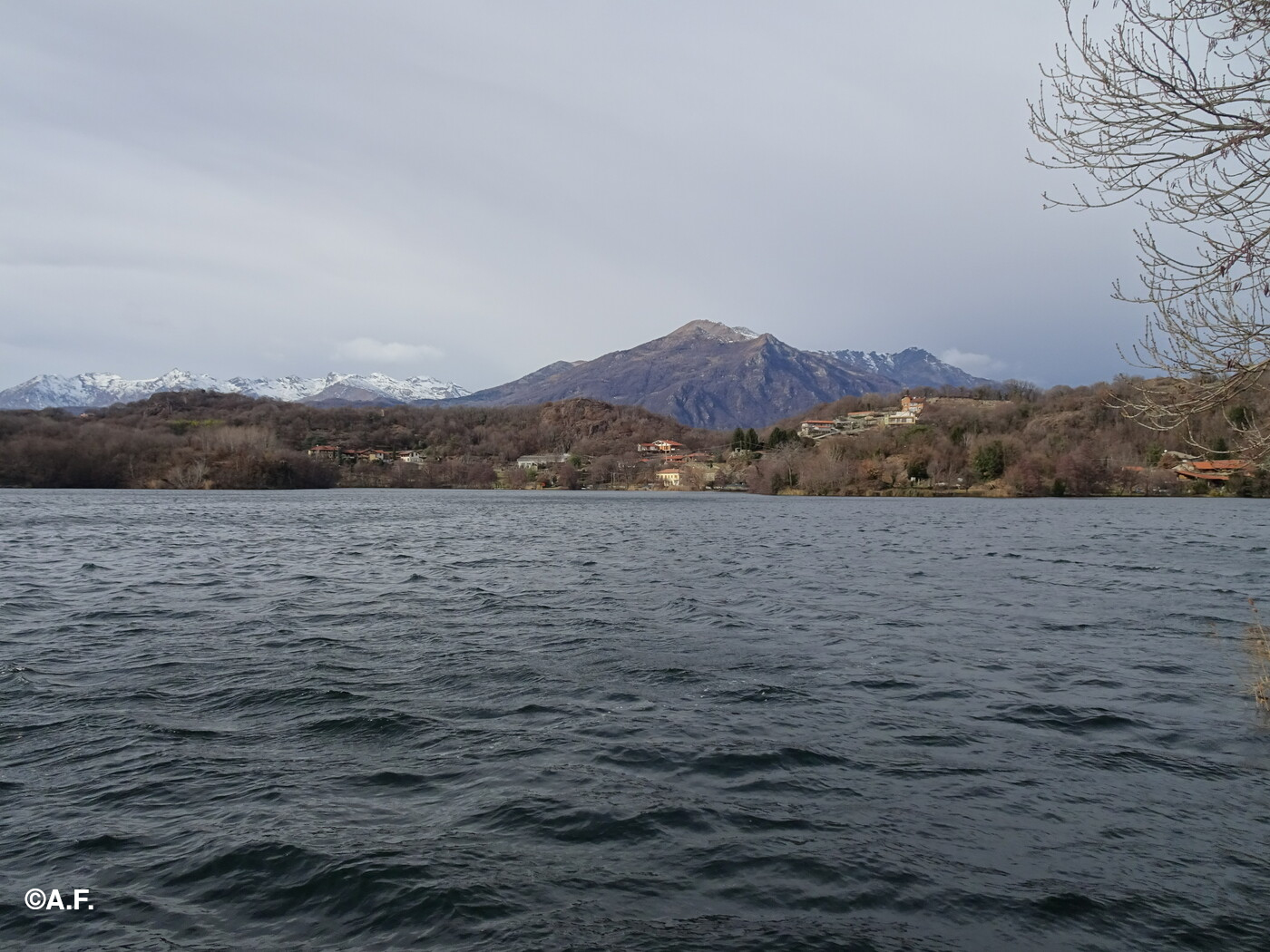 Il Lago Sirio e gli ultimi contrafforti delle Alpi Graie