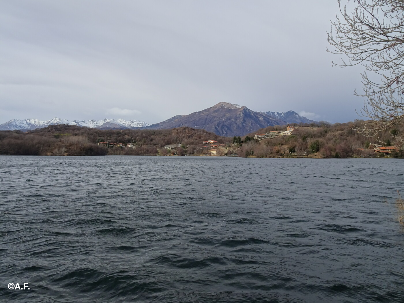 Il Lago Sirio e gli ultimi contrafforti delle Alpi Graie