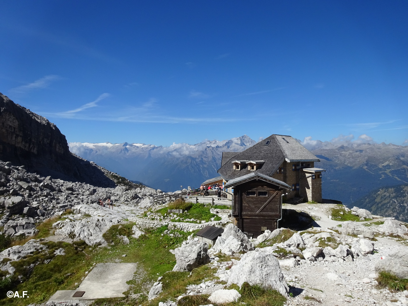 I rifugi Tuckett e Sella; sullo sfondo i massicci dell'Adamello e della Presanella