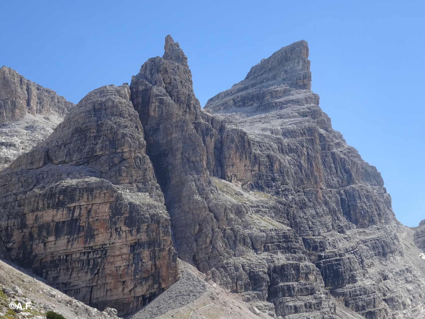 Il Castelletto Superiore (a sinistra) e la Cima Sella, vista dal Rifugio Tuckett