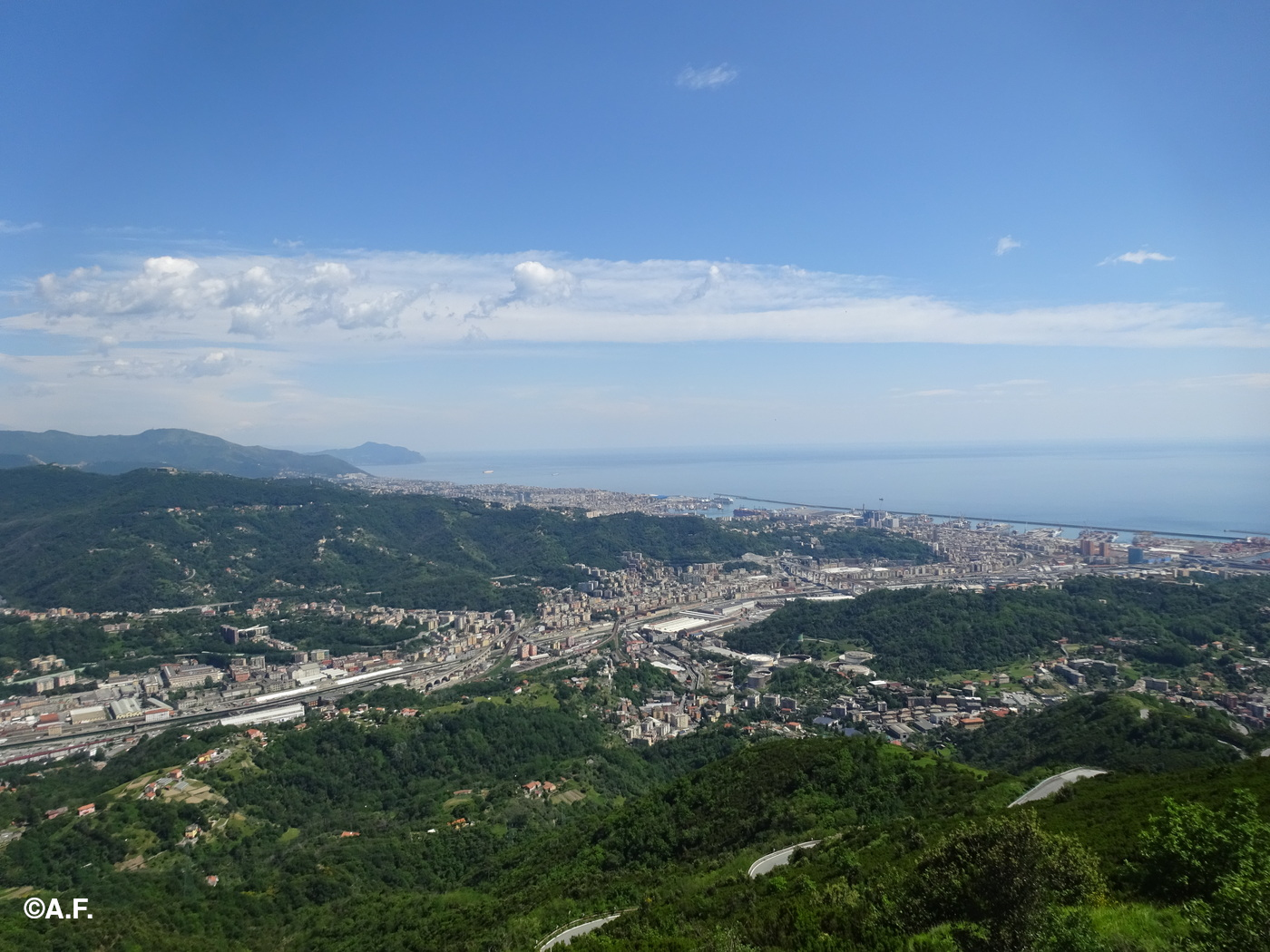 Panorama dal Bric dei Corvi Sud, sulla bassa Val Polcévera e su Genova