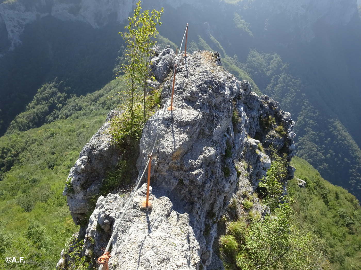 Tratto di cresta parecchio esile nella parte intermedia della ferrata