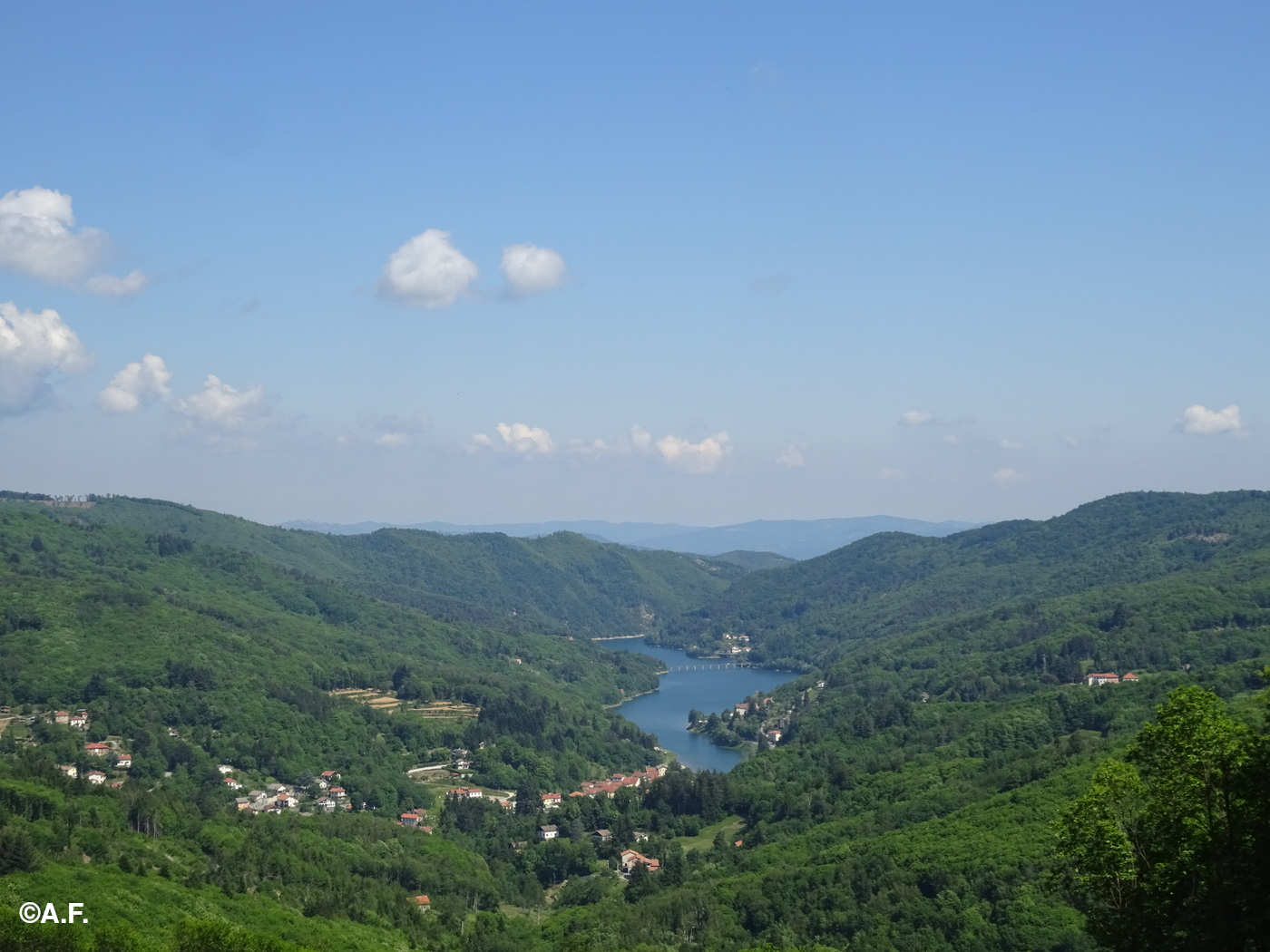 Il Lago di Osiglia visto dai pressi della Colla Baltera