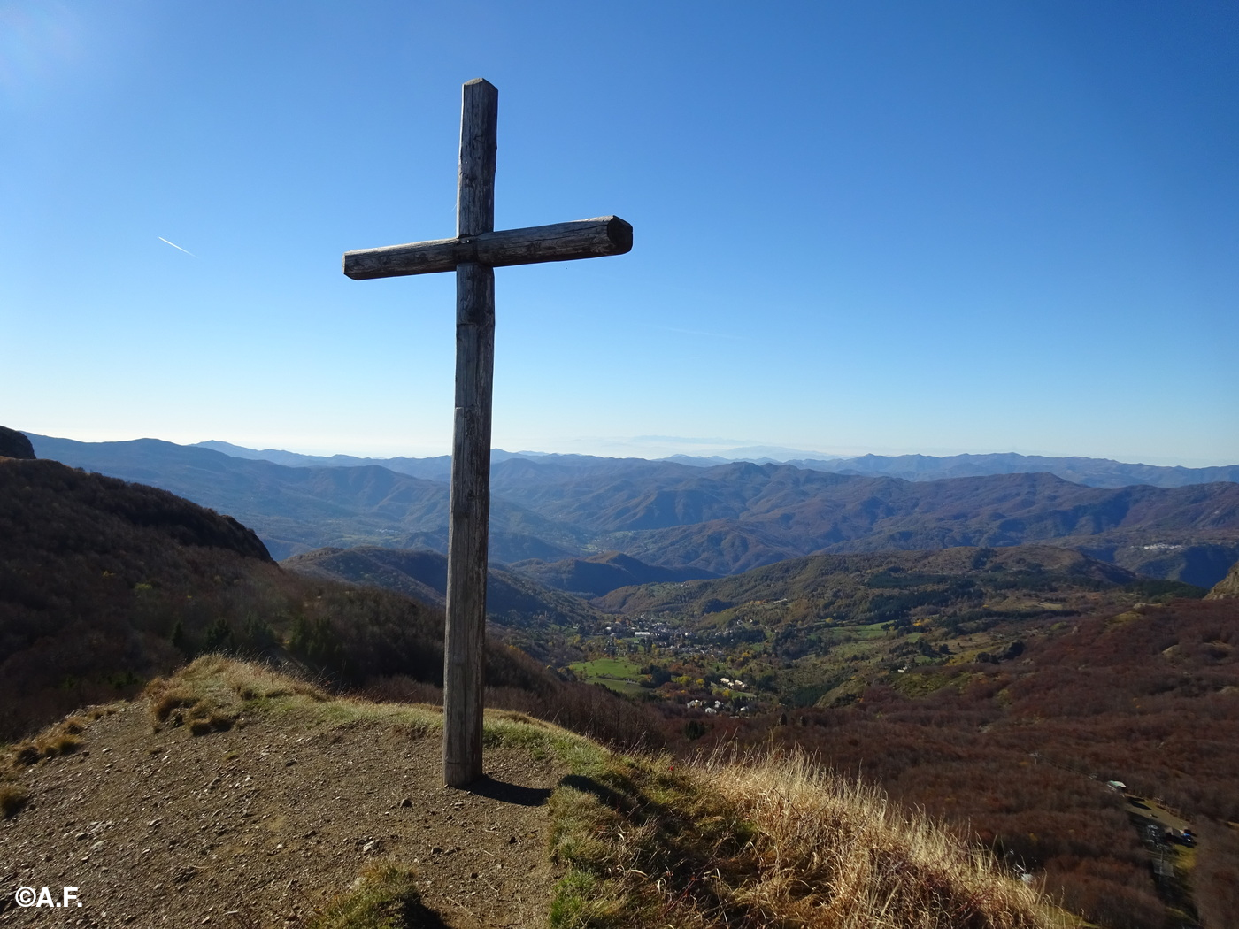 La croce del Monte Bue e la conca di Santo Stefano