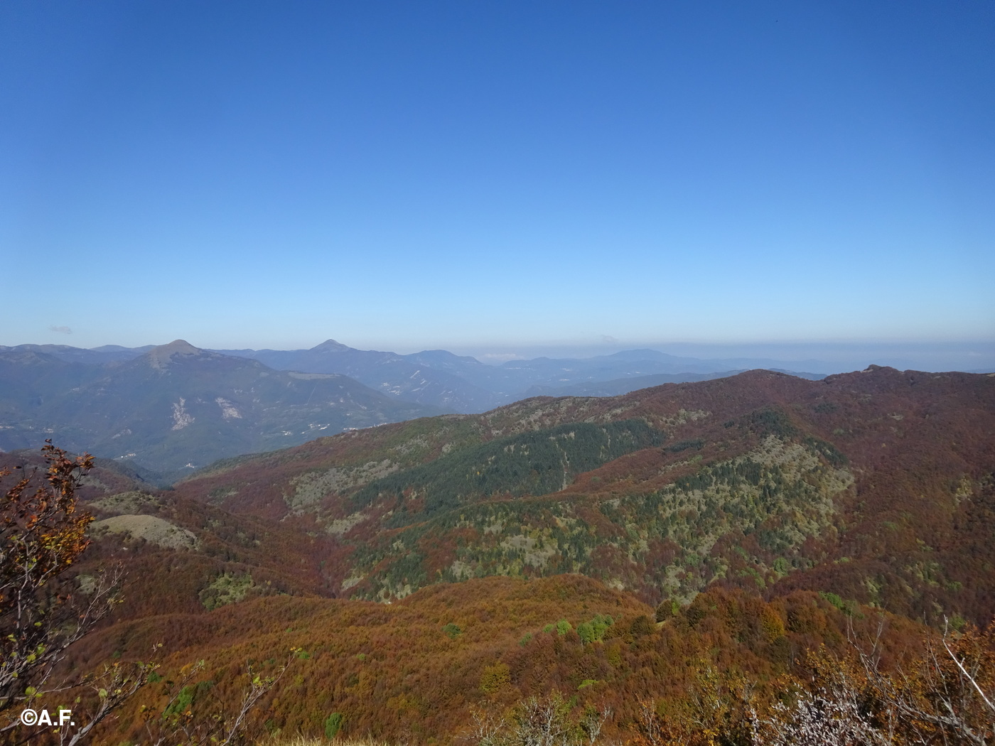 Vista verso la Val Trebbia dal Montarlone