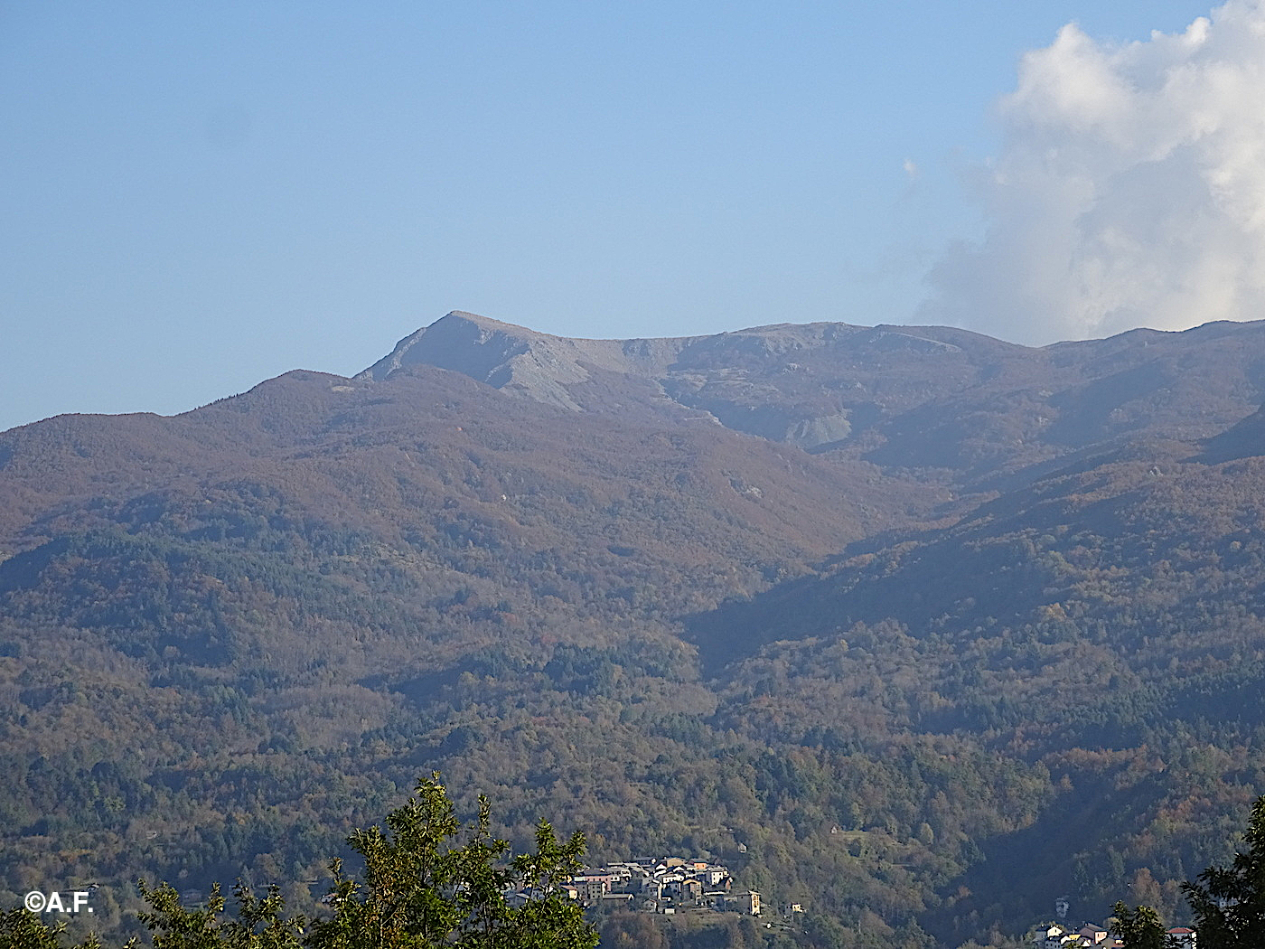 Il Monte Aiona visto dai pressi di Értola