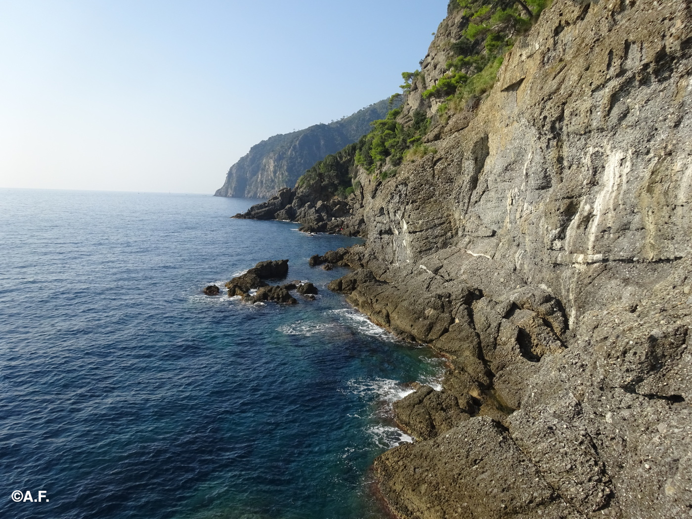 Vista da Vitrale verso i promontori di Punta del Giasso e Punta Carega