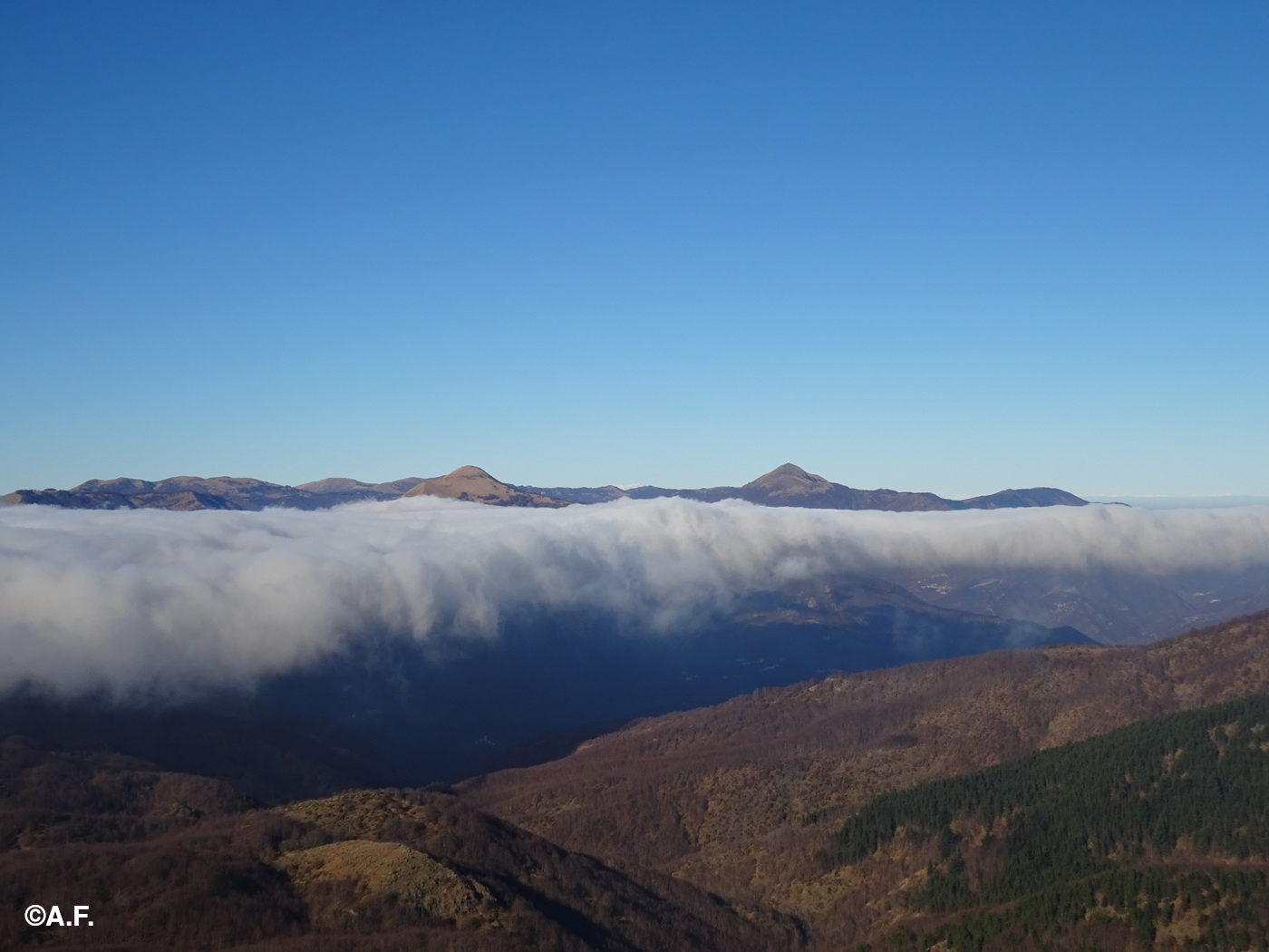 Panorama dal Montarlone verso la Catena dell'Àntola, con i monti Alfèo e Lésima